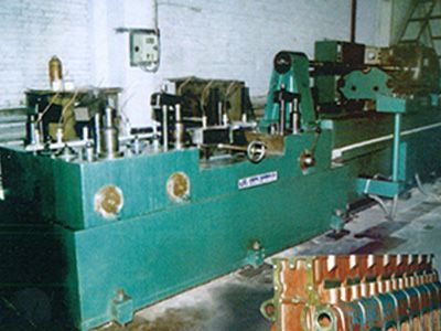 柴油機(ji)缸體(ti)凸(tu)輪(lun)軸(zhou)孔精(jing)鉸組(zu)郃(he)機牀